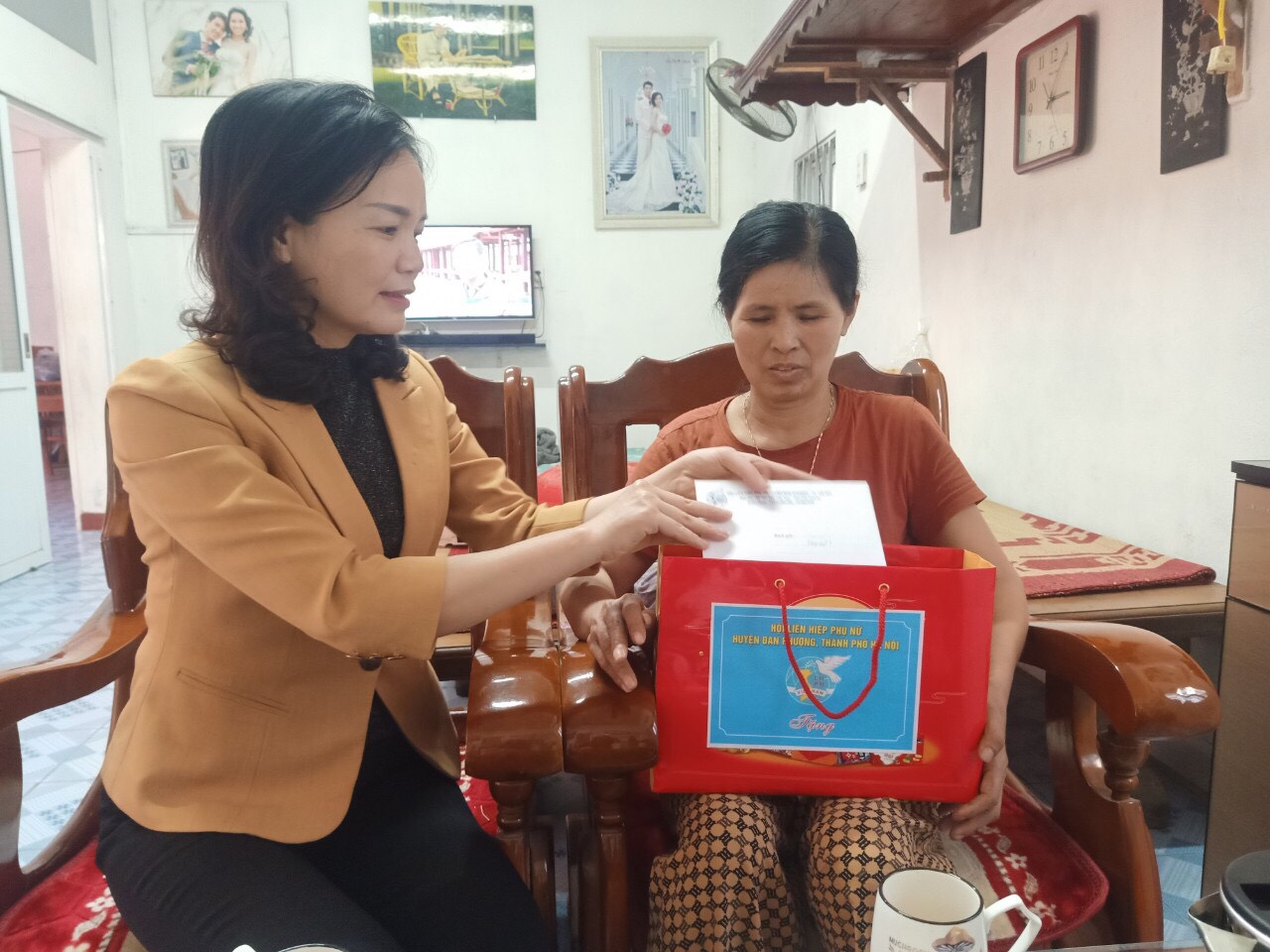 Hội LHPN huyện Đan Phượng tặng quà Tết cho phụ nữ khó khăn trên địa bàn - ảnh 3