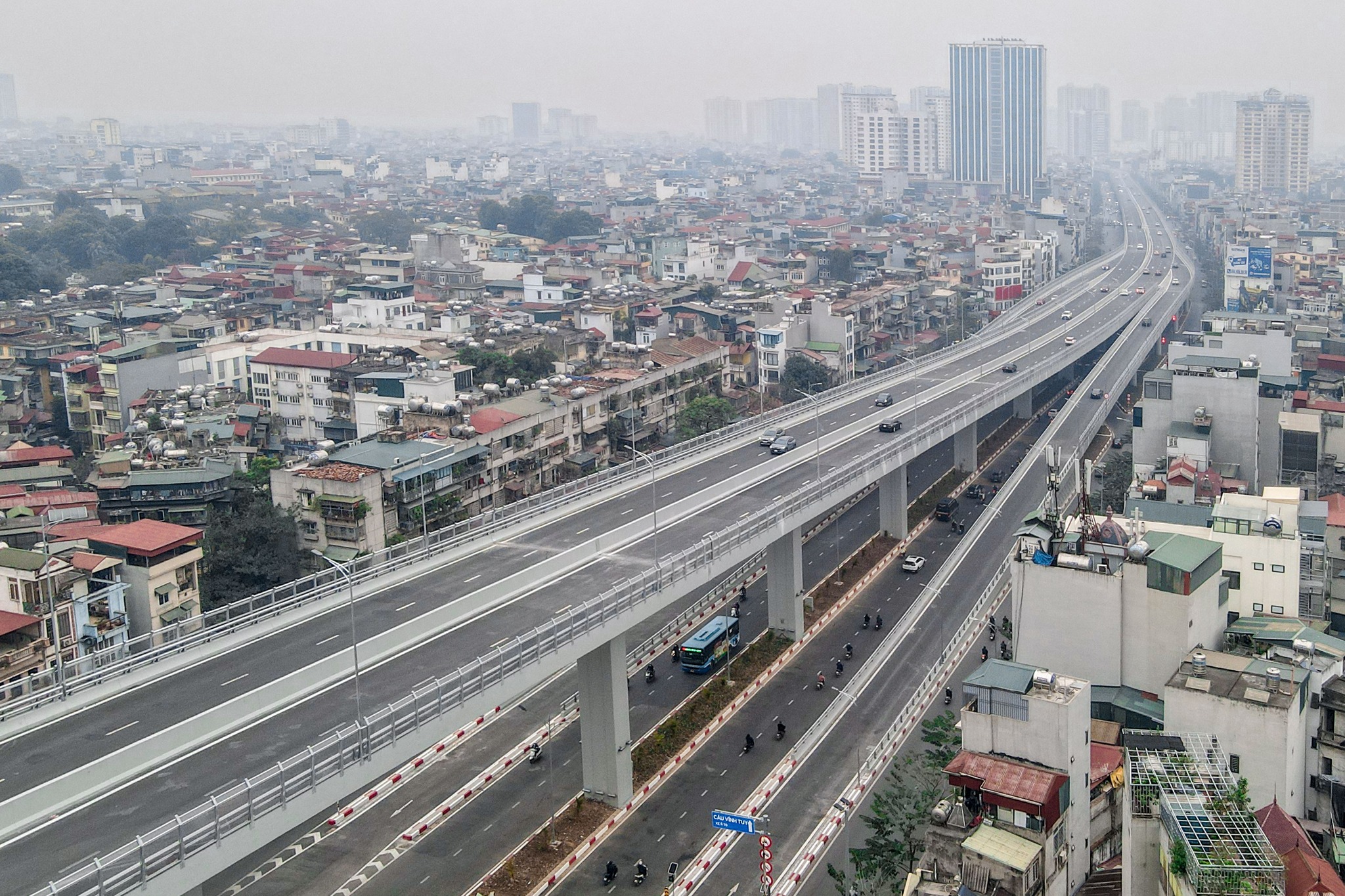 Đường phố Hà Nội yên bình sáng đầu năm - ảnh 7