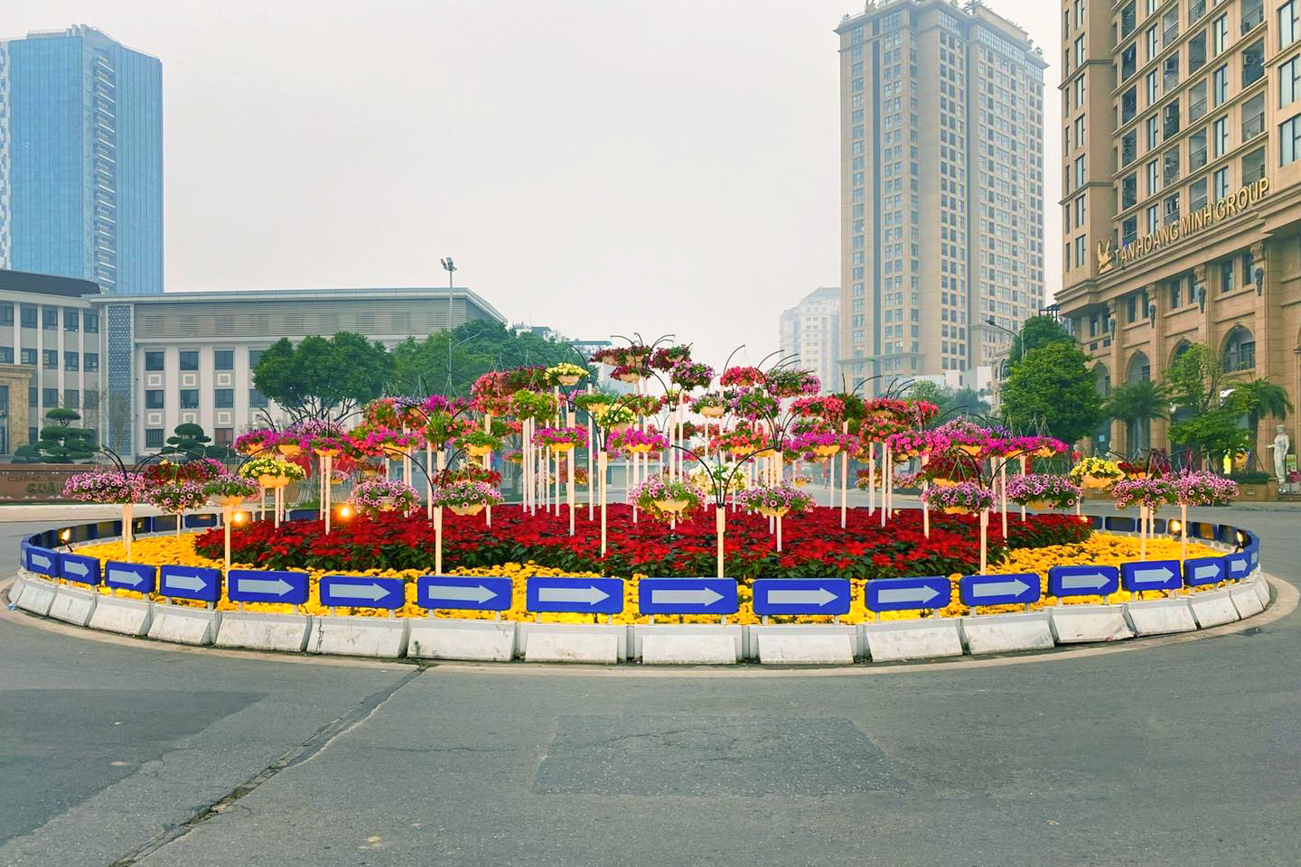 Đường phố Hà Nội yên bình sáng đầu năm - ảnh 3