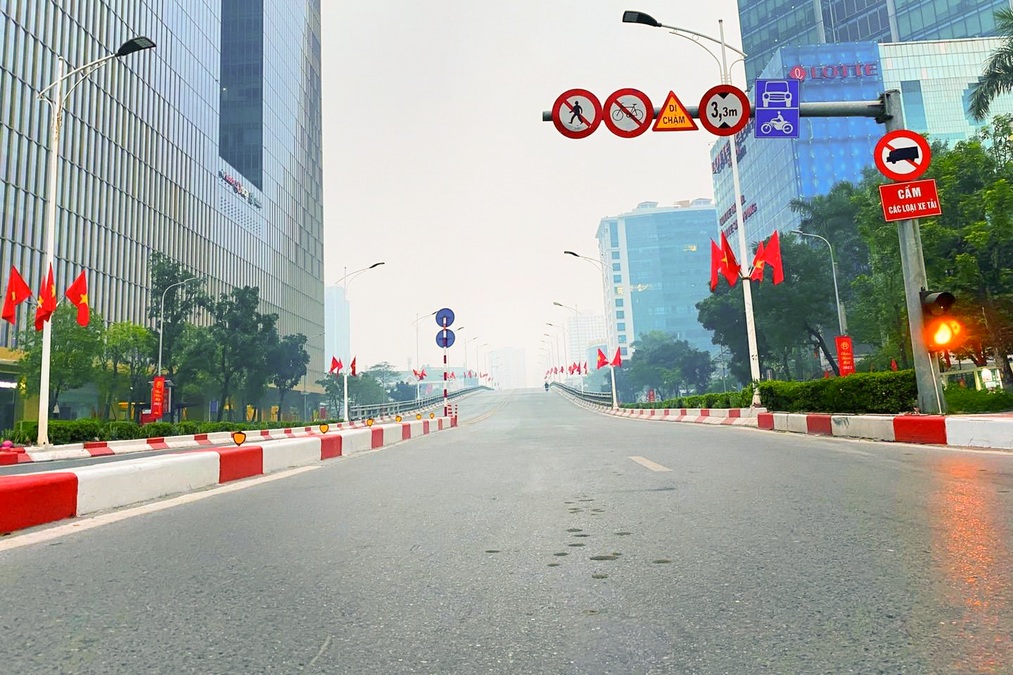 Đường phố Hà Nội yên bình sáng đầu năm - ảnh 2