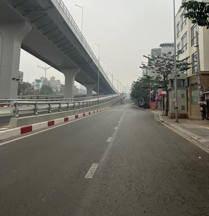 Đường phố Hà Nội yên bình sáng đầu năm - ảnh 8