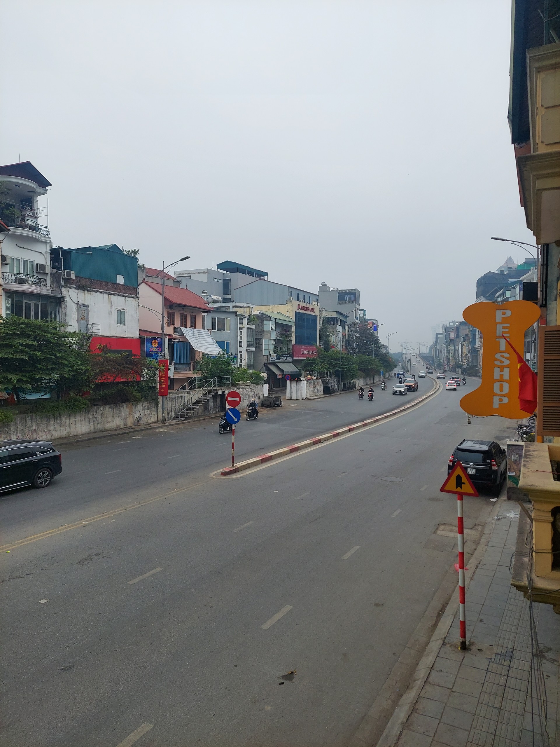 Đường phố Hà Nội yên bình sáng đầu năm - ảnh 5