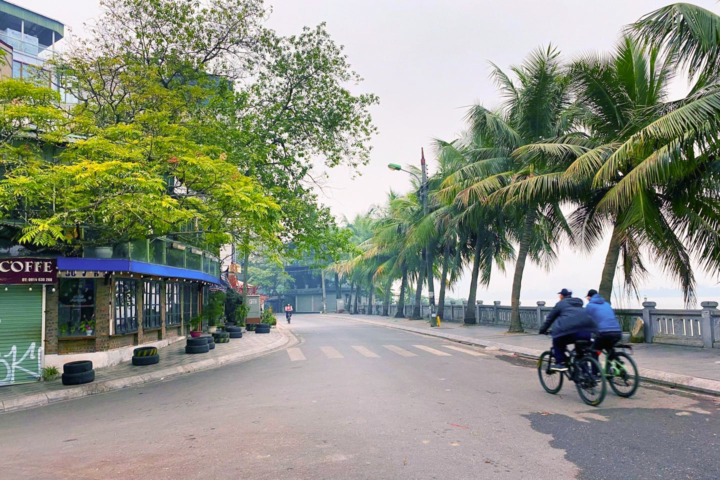 Đường phố Hà Nội yên bình sáng đầu năm - ảnh 4