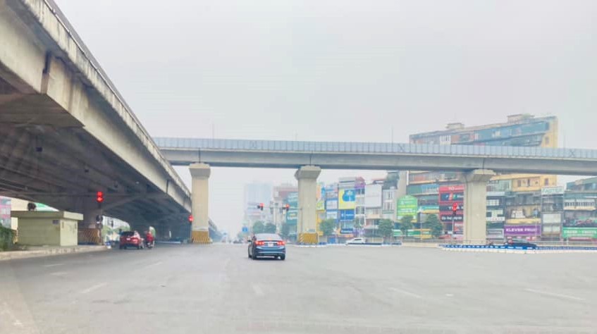 Đường phố Hà Nội yên bình sáng đầu năm - ảnh 6