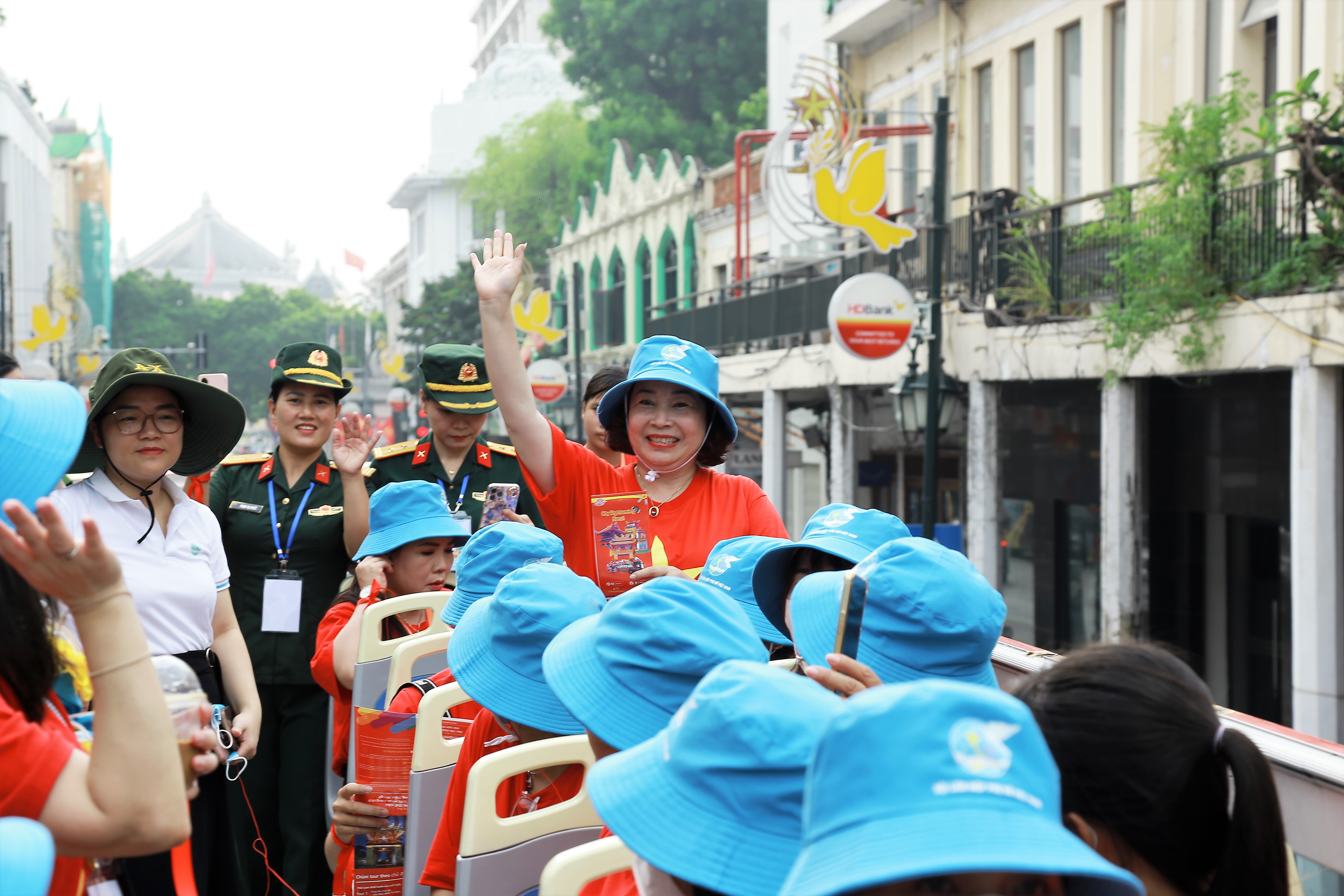 Trại hè “Hoa hướng dương”: Những chuyến xe chở đầy tiếng cười - ảnh 4