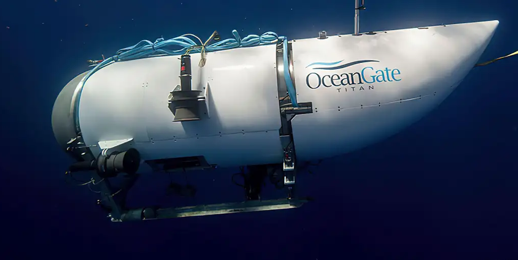 Các mảnh vỡ của tàu ngầm Titan được đưa lên bờ - ảnh 2