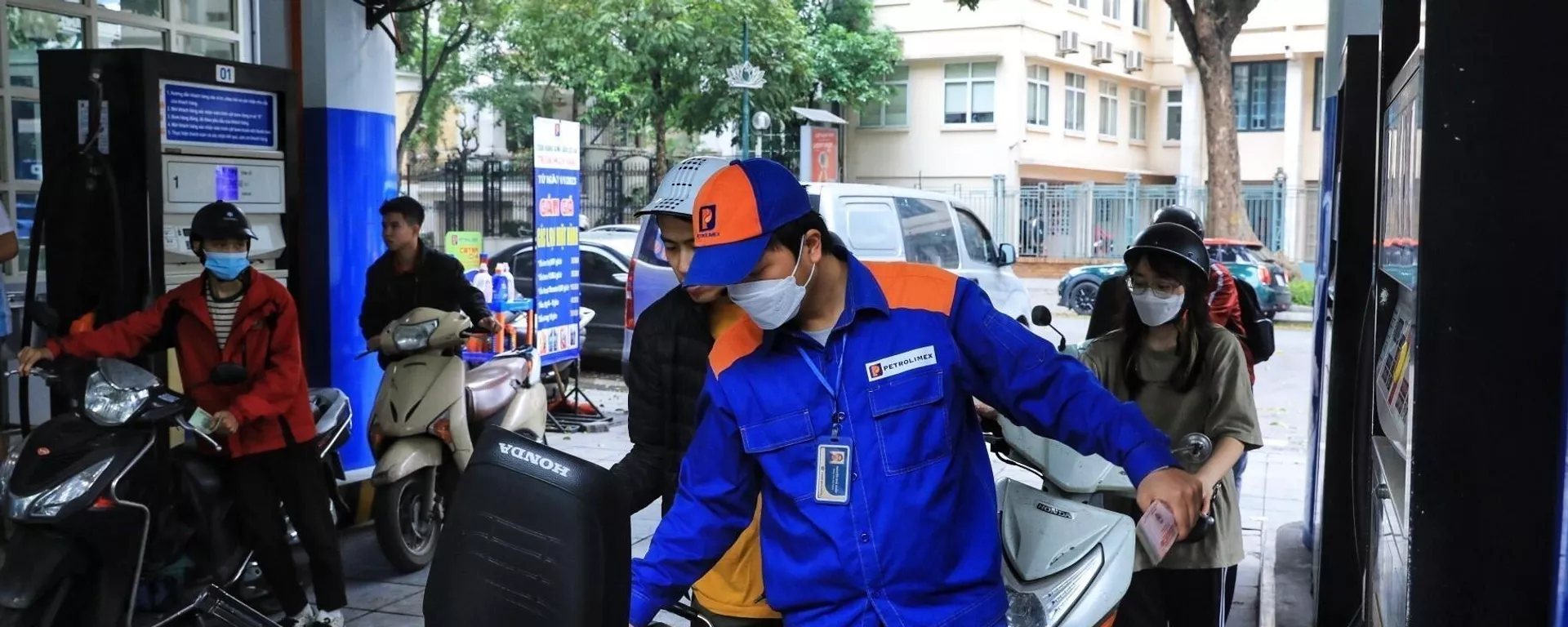 Giá xăng trong nước lại giảm khá mạnh - ảnh 1