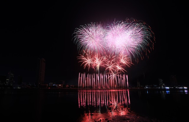 Pháp giành ngôi quán quân Lễ hội pháo hoa Quốc tế Đà Nẵng - Ảnh 7. Pháp giành ngôi quán quân Lễ hội pháo hoa Quốc tế Đà Nẵng - Ảnh 7.