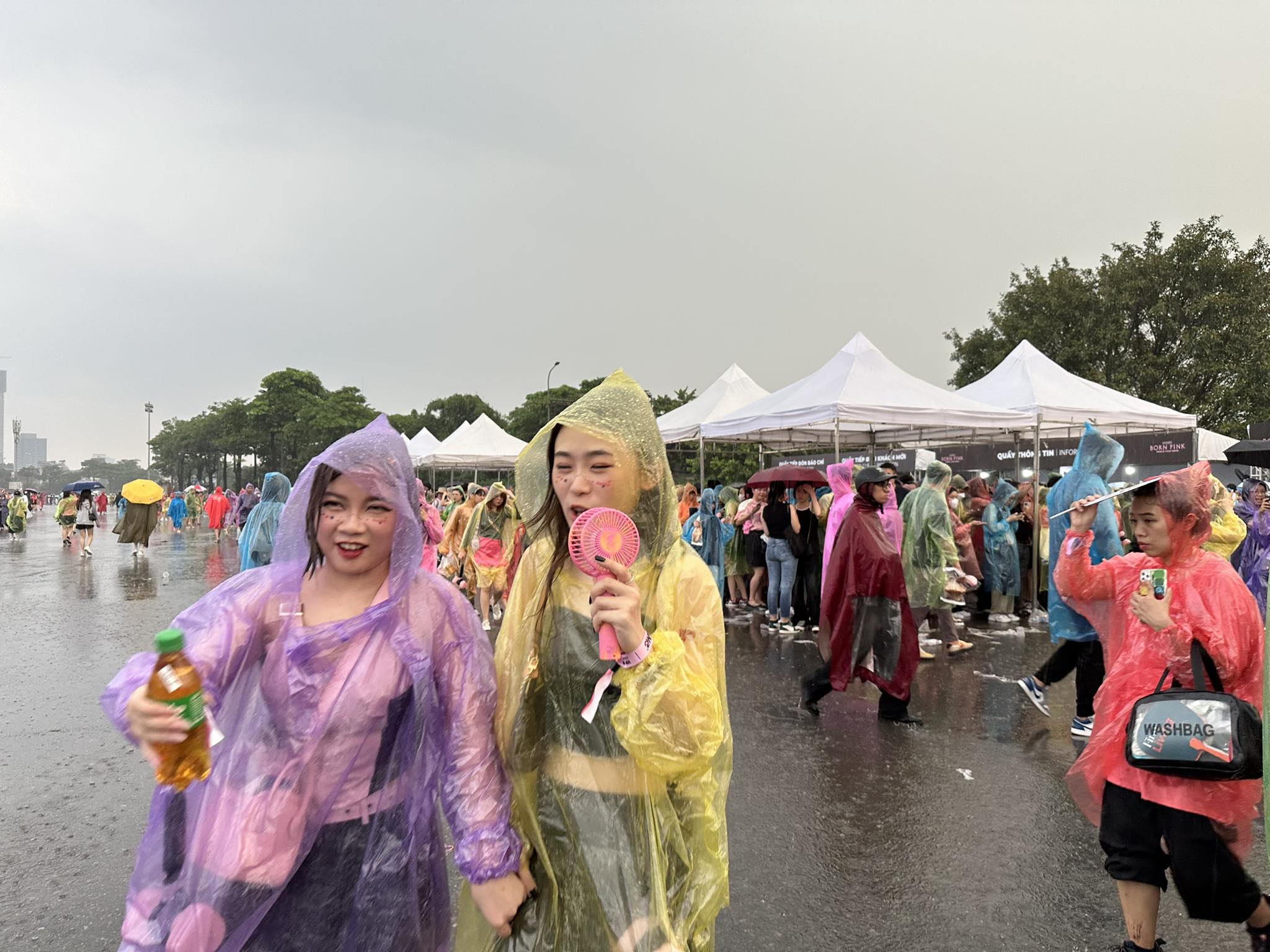 Trước giờ concert BLACKPINK: Mỹ Đình đổ mưa lớn - ảnh 8