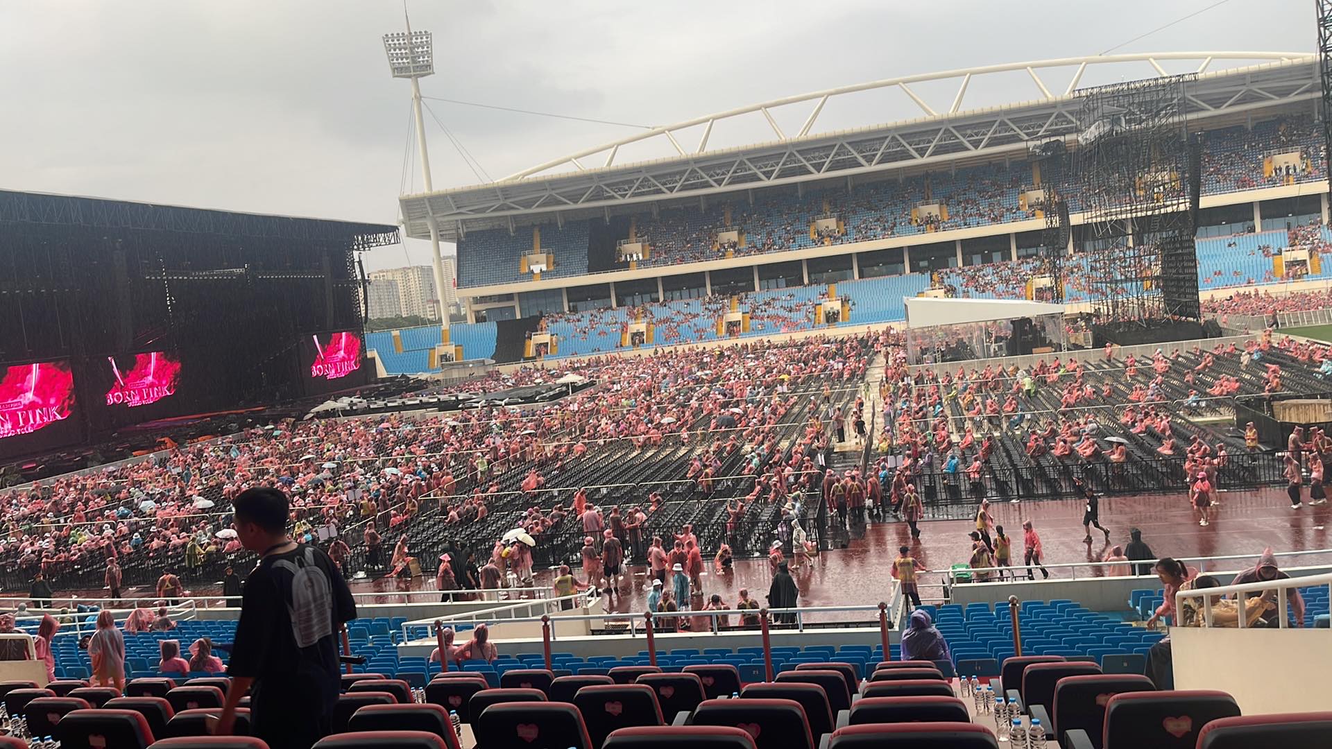 Trước giờ concert BLACKPINK: Mỹ Đình đổ mưa lớn - ảnh 10