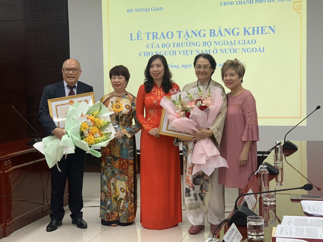 Trao bằng khen cho kiều bào có đóng góp xuất sắc - ảnh 1