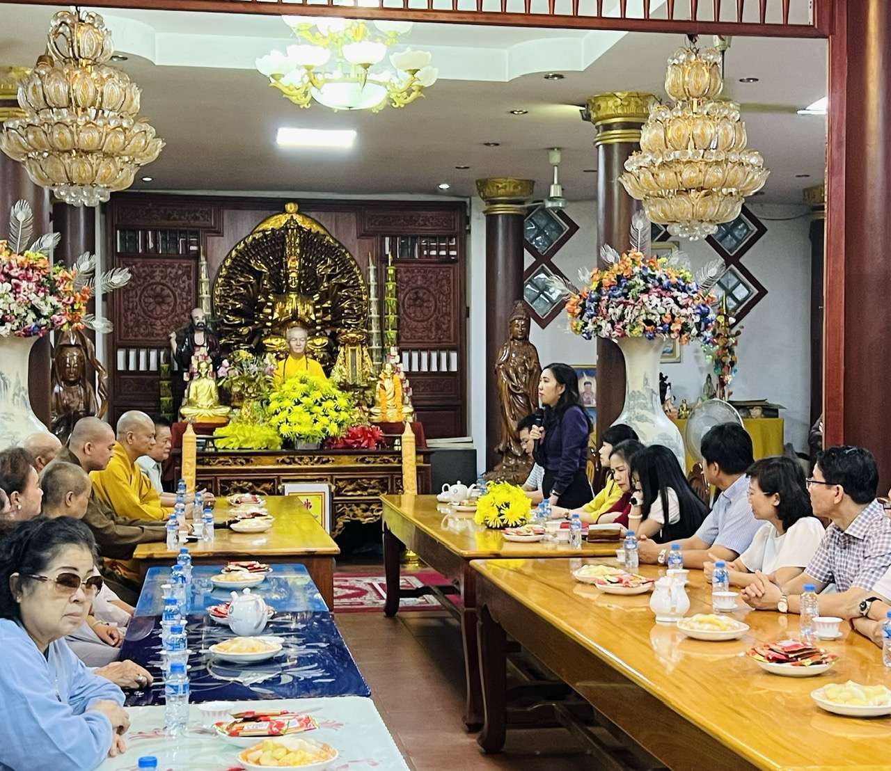 Thứ trưởng Lê Thị Thu Hằng làm việc với cộng đồng người Việt Nam ở Lào - ảnh 2