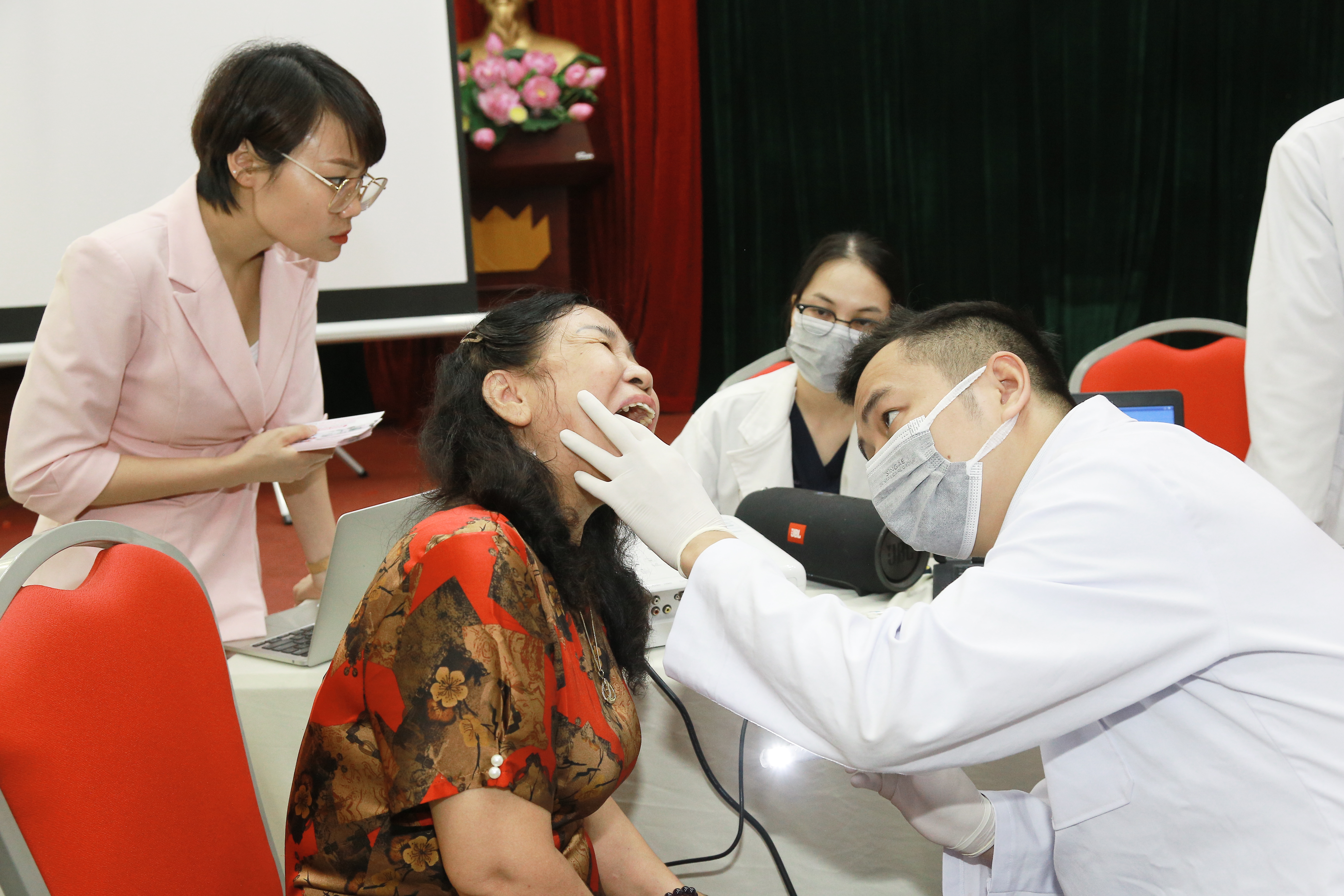 Nâng cao kiến thức cho phụ nữ về chăm sóc bảo vệ sức khoẻ răng miệng cho gia đình - ảnh 7
