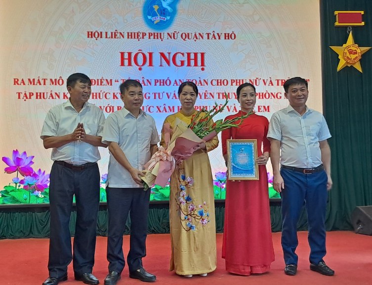 Kết nạp nhiều hội viên danh dự nam giới và ra mắt mô hình điểm “Tổ dân phố an toàn cho phụ nữ và trẻ em” - ảnh 2