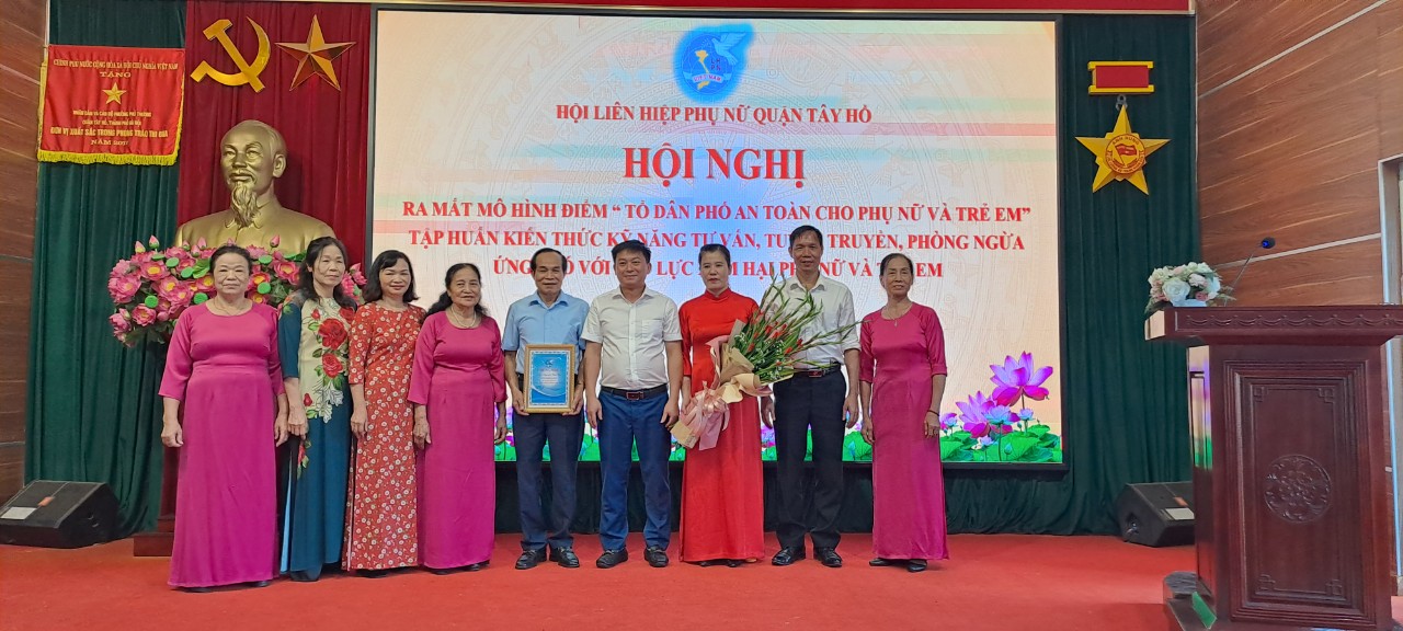 Kết nạp nhiều hội viên danh dự nam giới và ra mắt mô hình điểm “Tổ dân phố an toàn cho phụ nữ và trẻ em” - ảnh 3
