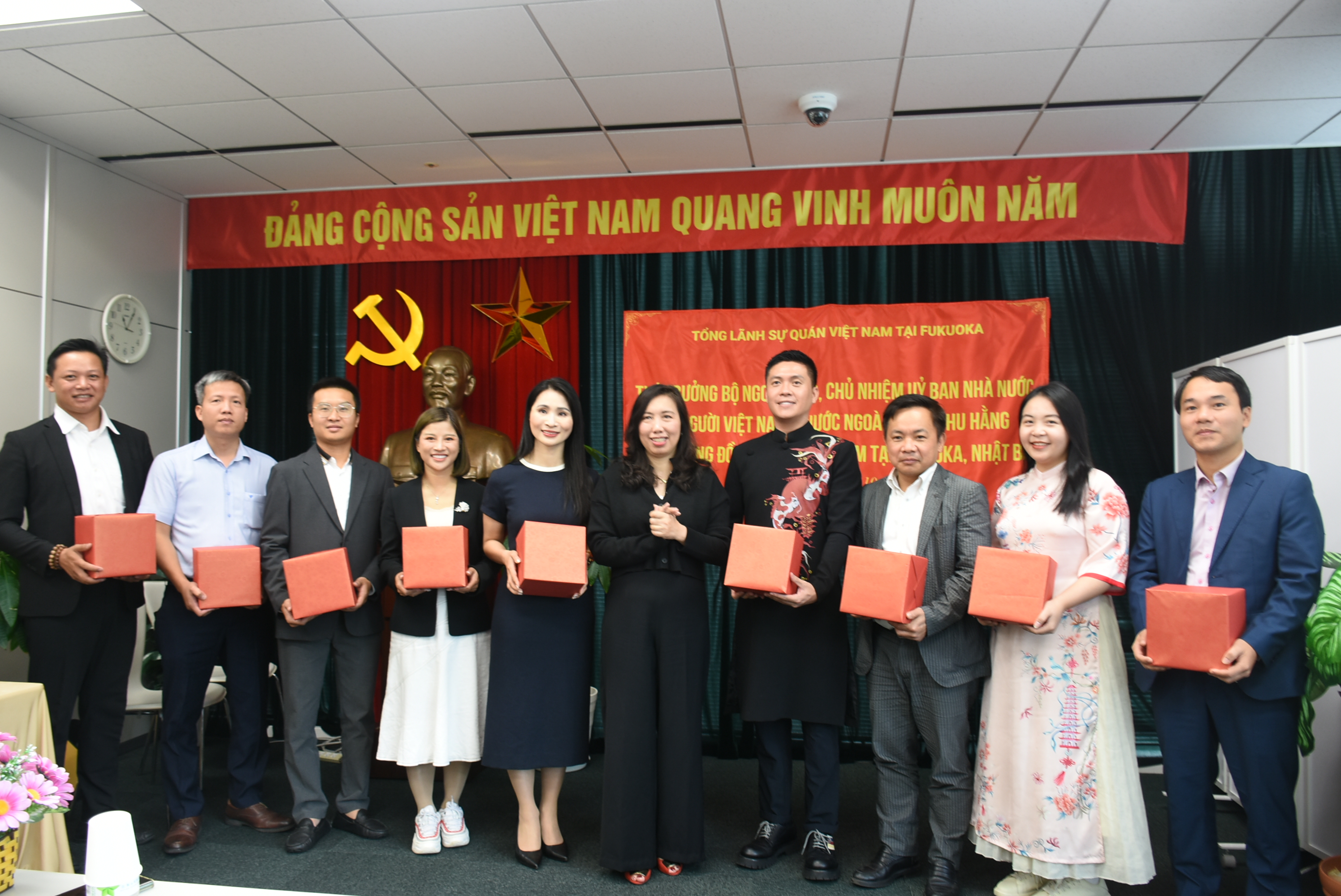 Thứ trưởng Bộ Ngoại giao Lê Thị Thu Hằng thăm cộng đồng người Việt Nam tại khu vực Kyushu - ảnh 1