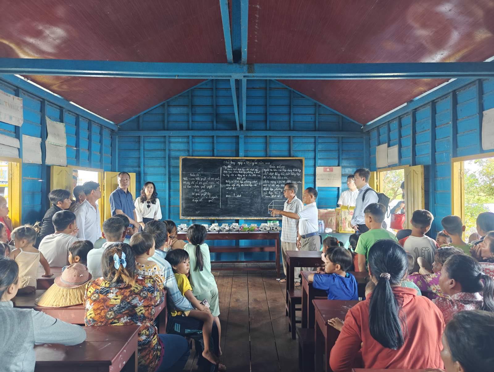 Thứ trưởng Bộ Ngoại giao Lê Thị Thu Hằng thăm bà con gốc Việt tại Campuchia - ảnh 1