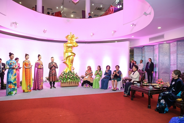 Phu nhân Tổng Bí thư Nguyễn Phú Trọng và Phu nhân Tổng Bí thư, Chủ tịch nước Trung Quốc thăm Bảo tàng Phụ nữ Việt Nam - ảnh 5