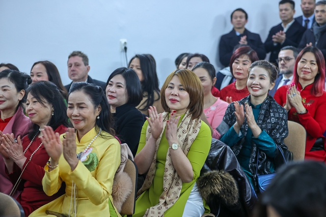 Thủ tướng: Giải quyết công việc của bà con kiều bào “như của người thân ruột thịt”- Ảnh 4. Thủ tướng: Giải quyết công việc của bà con kiều bào “như của người thân ruột thịt”- Ảnh 4.