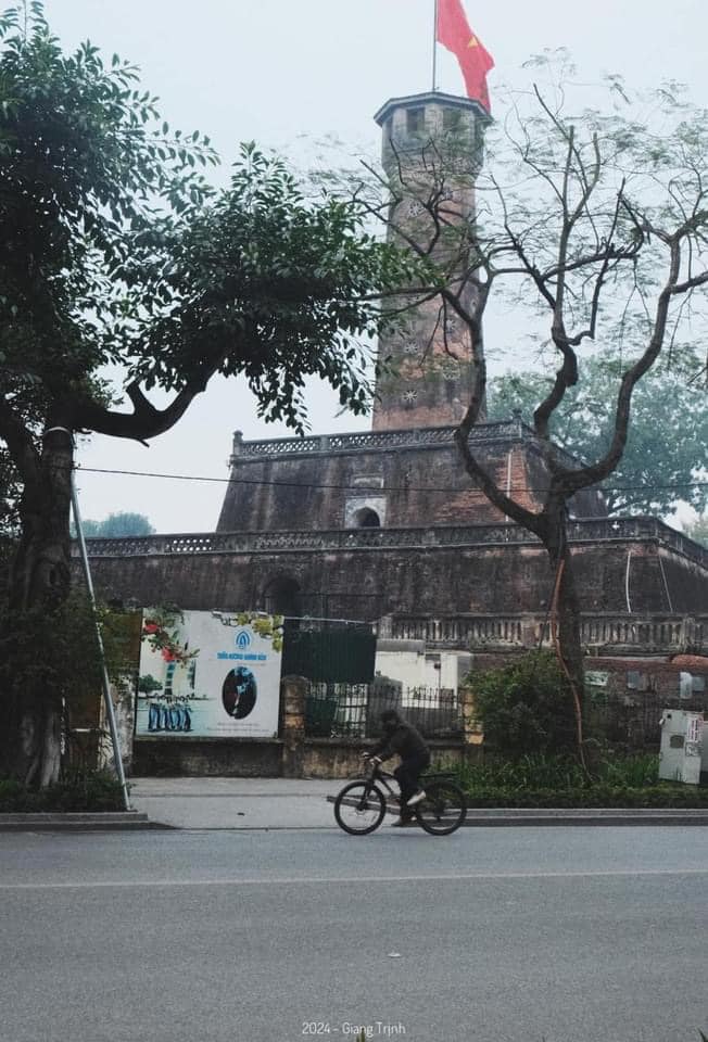 Đường phố Hà Nội yên bình sáng mùng 1 Tết - ảnh 8