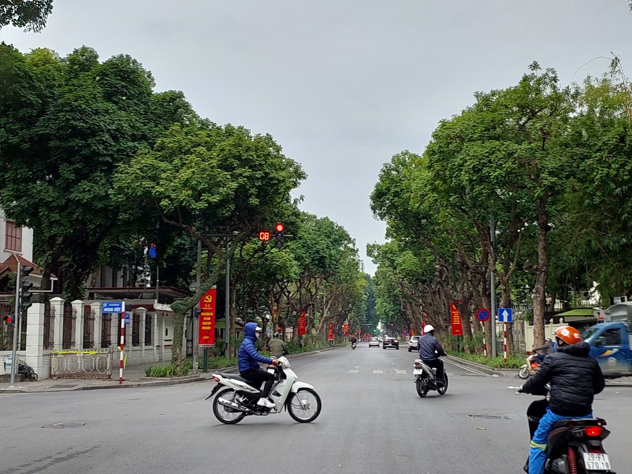 Đường phố Hà Nội yên bình sáng mùng 1 Tết - ảnh 1