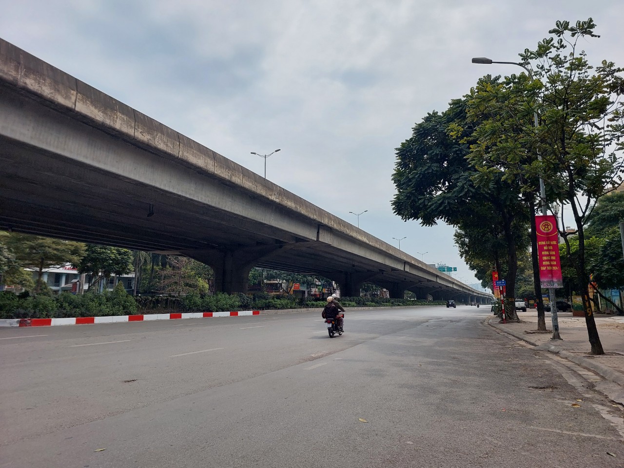 Đường phố Hà Nội yên bình sáng mùng 1 Tết - ảnh 11