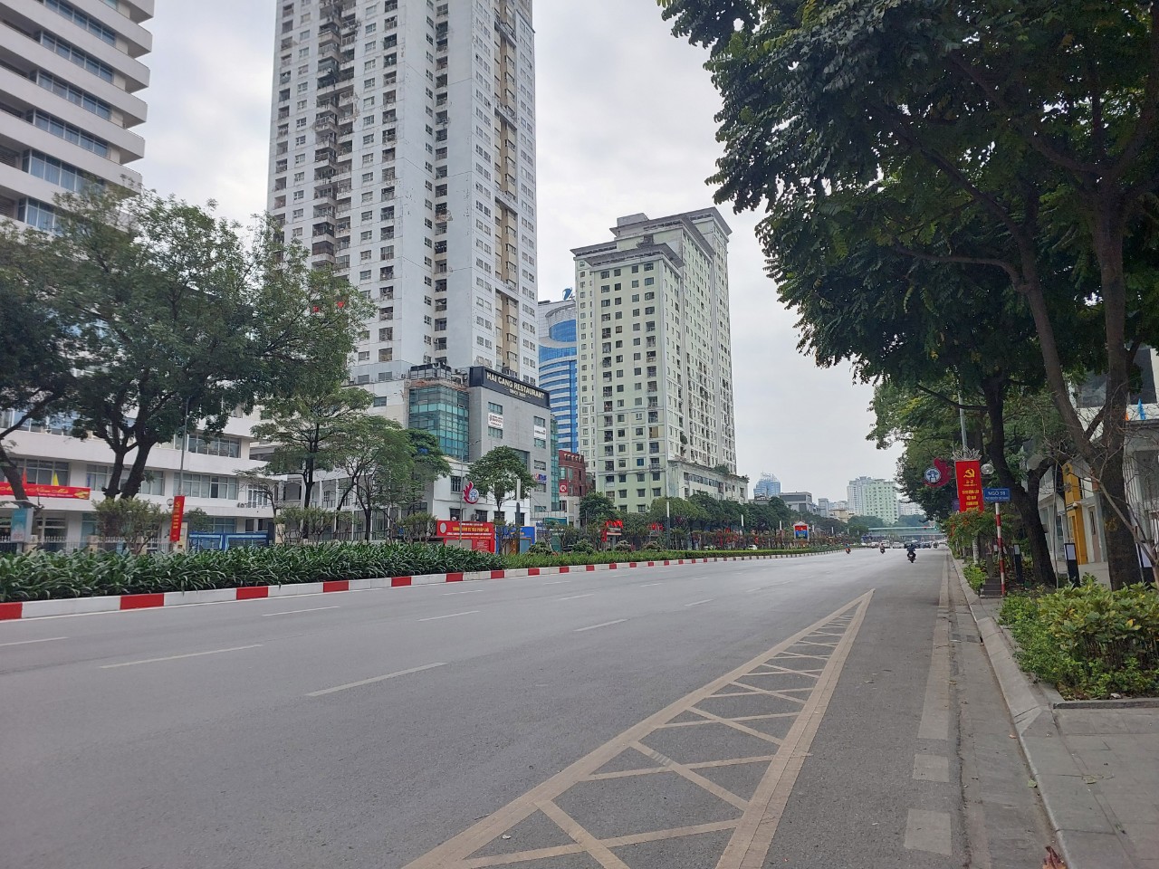 Đường phố Hà Nội yên bình sáng mùng 1 Tết - ảnh 10