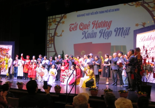 Ấm áp Tết Việt tại các nước- Ảnh 4. Ấm áp Tết Việt tại các nước- Ảnh 4.