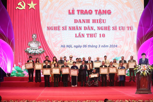 Chủ tịch nước Võ Văn Thưởng: Các nghệ sĩ nhân dân, nghệ sĩ ưu tú thực sự là "vốn quý của đất nước" - Ảnh 4. Chủ tịch nước Võ Văn Thưởng: Các nghệ sĩ nhân dân, nghệ sĩ ưu tú thực sự là "vốn quý của đất nước" - Ảnh 4.