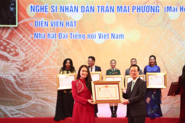 Chủ tịch nước Võ Văn Thưởng: Các nghệ sĩ nhân dân, nghệ sĩ ưu tú thực sự là "vốn quý của đất nước" - Ảnh 3. Chủ tịch nước Võ Văn Thưởng: Các nghệ sĩ nhân dân, nghệ sĩ ưu tú thực sự là "vốn quý của đất nước" - Ảnh 3.