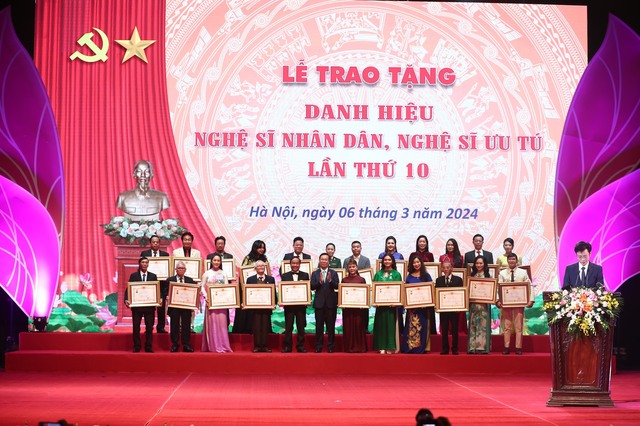 Chủ tịch nước Võ Văn Thưởng: Các nghệ sĩ nhân dân, nghệ sĩ ưu tú thực sự là "vốn quý của đất nước" - Ảnh 5. Chủ tịch nước Võ Văn Thưởng: Các nghệ sĩ nhân dân, nghệ sĩ ưu tú thực sự là "vốn quý của đất nước" - Ảnh 5.
