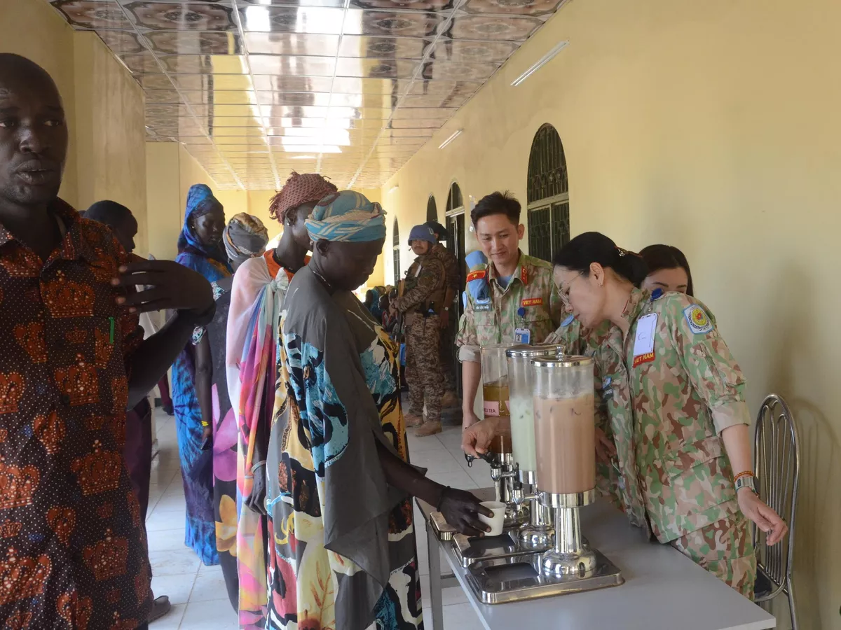Bác sĩ “mũ nồi xanh” dành sự chăm sóc đặc biệt cho phụ nữ và trẻ em gái Nam Sudan - ảnh 1