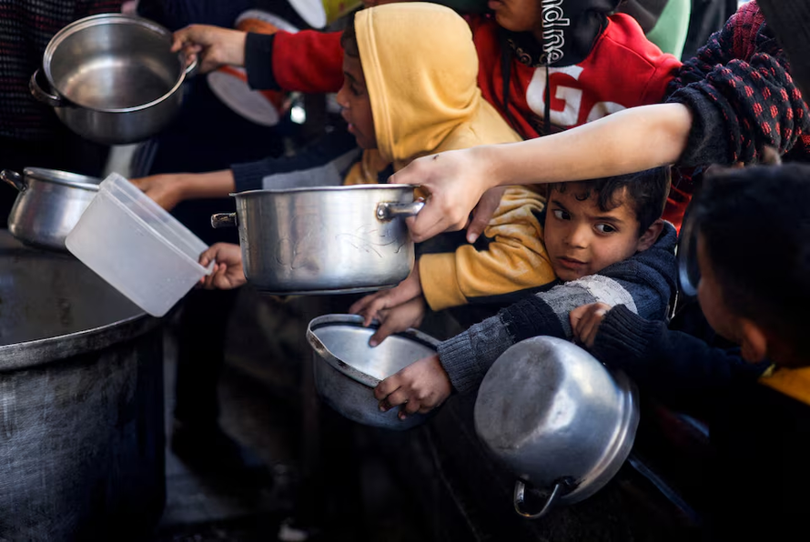 Hàng cứu trợ lần đầu vào được thủ phủ Gaza - ảnh 1