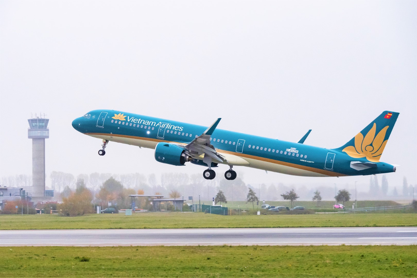 Vietnam Airlines chuyển hướng các chuyến bay do căng thẳng Israel - Iran - ảnh 1