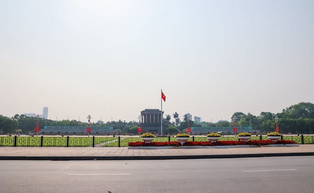Hà Nội rực rỡ cờ hoa chào mừng 49 năm Ngày Giải phóng miền Nam, thống nhất đất nước - ảnh 1