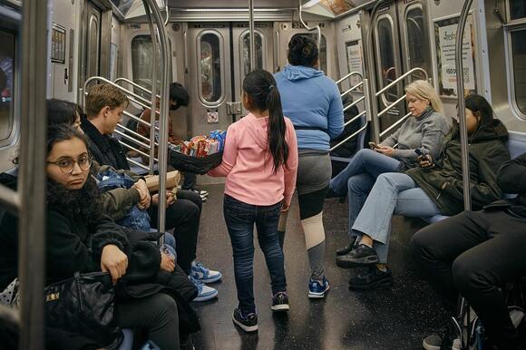 Số phận những trẻ em mưu sinh trên tàu điện ngầm New York - ảnh 2