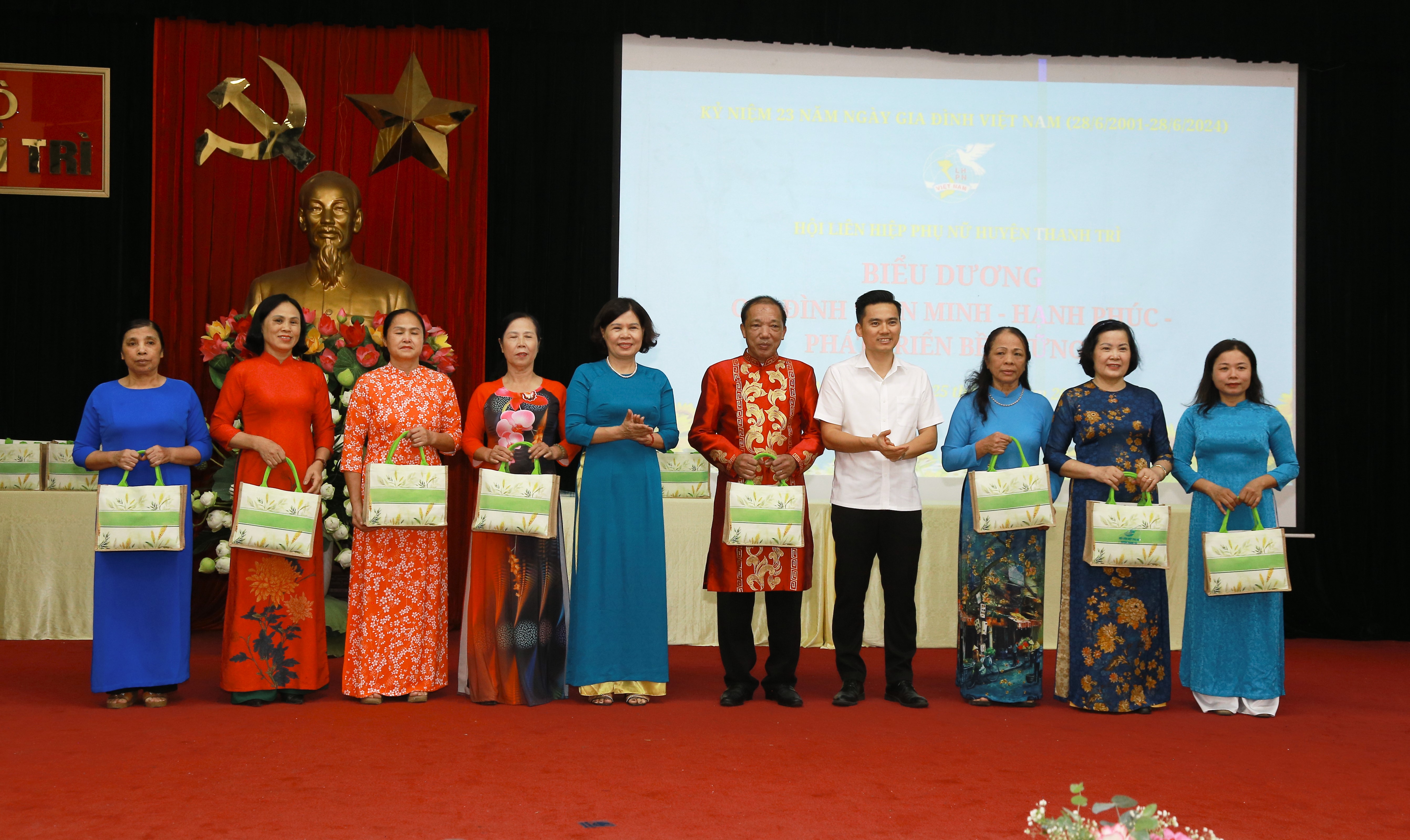 Hội LHPN huyện Thanh Trì: Sôi nổi hoạt động gắn kết yêu thương các thành viên trong gia đình - ảnh 9