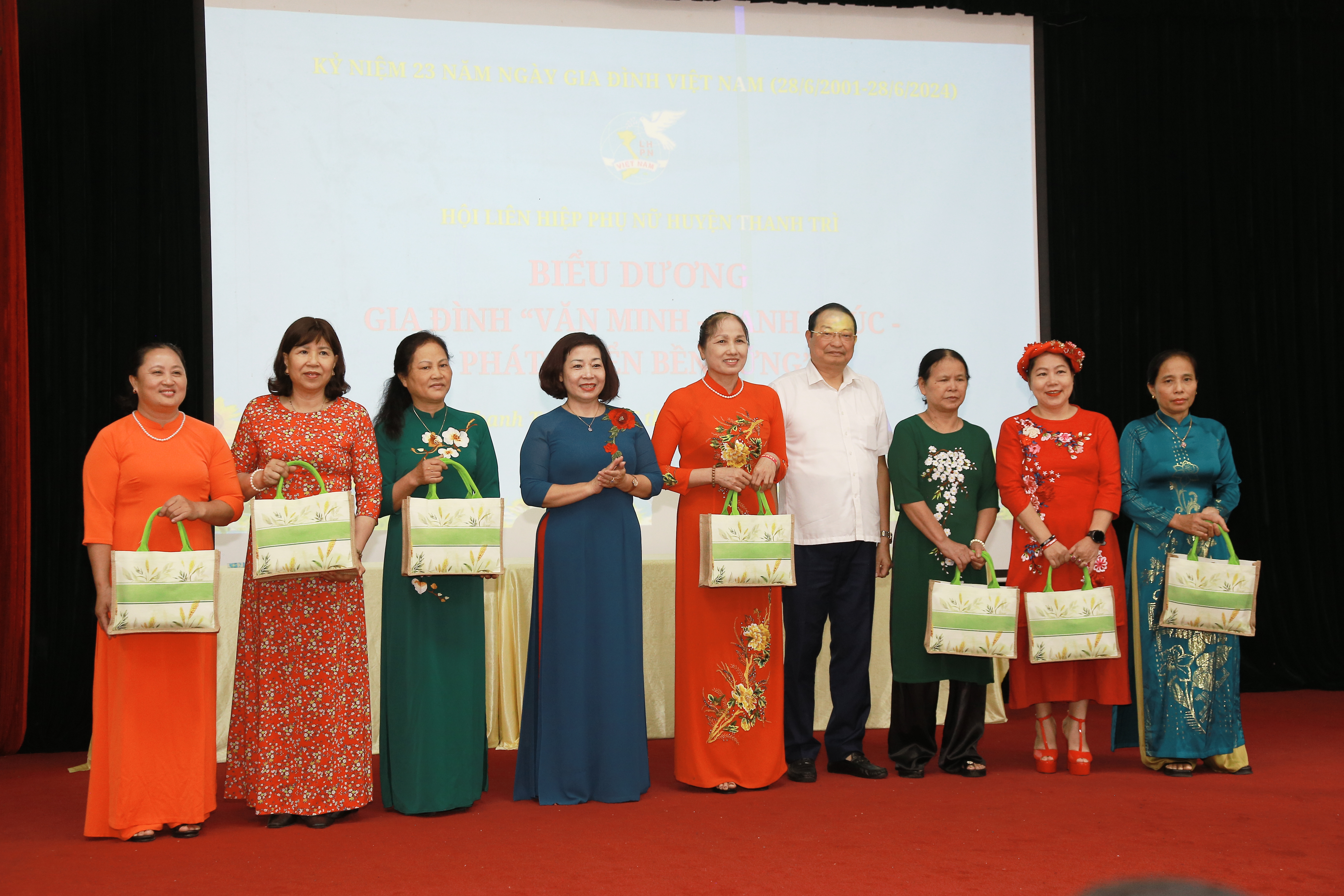 Hội LHPN huyện Thanh Trì: Sôi nổi hoạt động gắn kết yêu thương các thành viên trong gia đình - ảnh 10