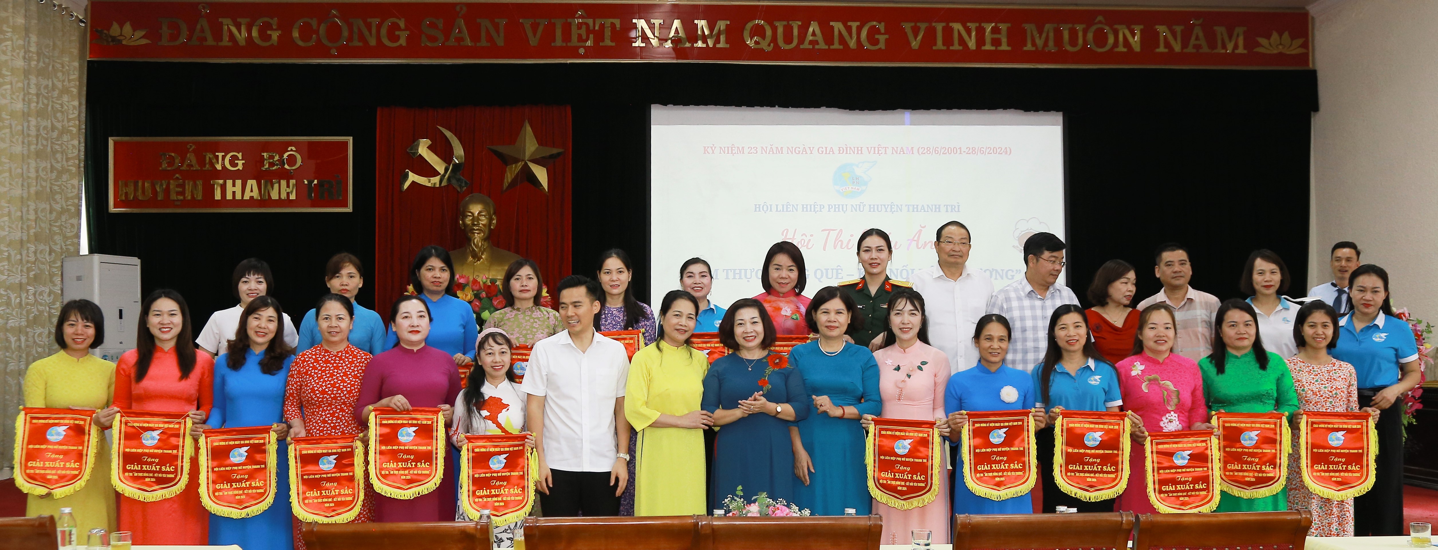 Hội LHPN huyện Thanh Trì: Sôi nổi hoạt động gắn kết yêu thương các thành viên trong gia đình - ảnh 11
