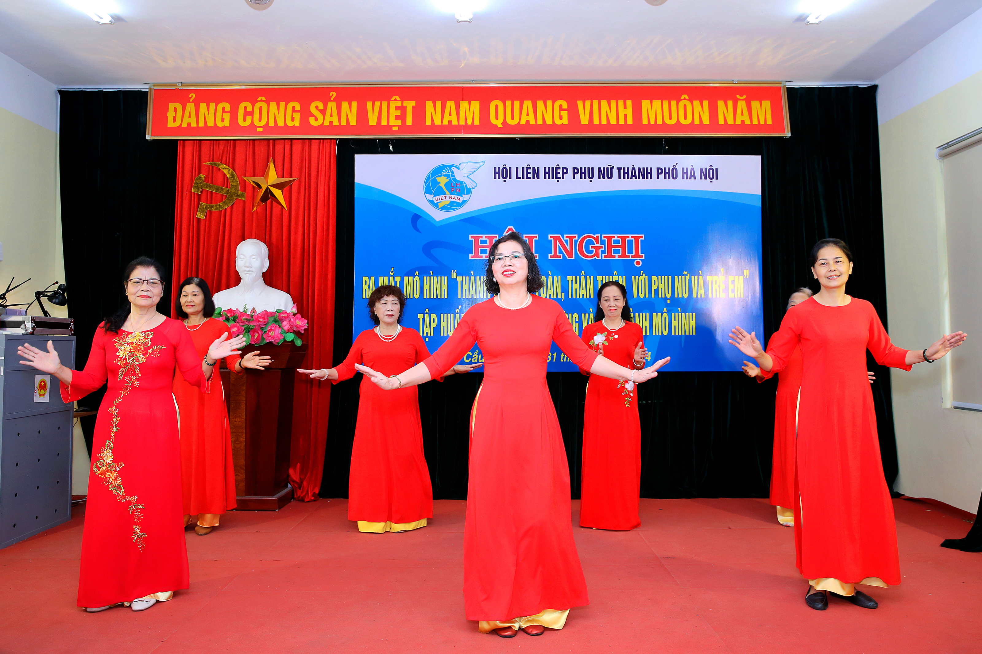 Ra mắt mô hình “Thành phố an toàn thân thiện với phụ nữ trẻ em” tại phường Dịch Vọng Hậu - ảnh 11