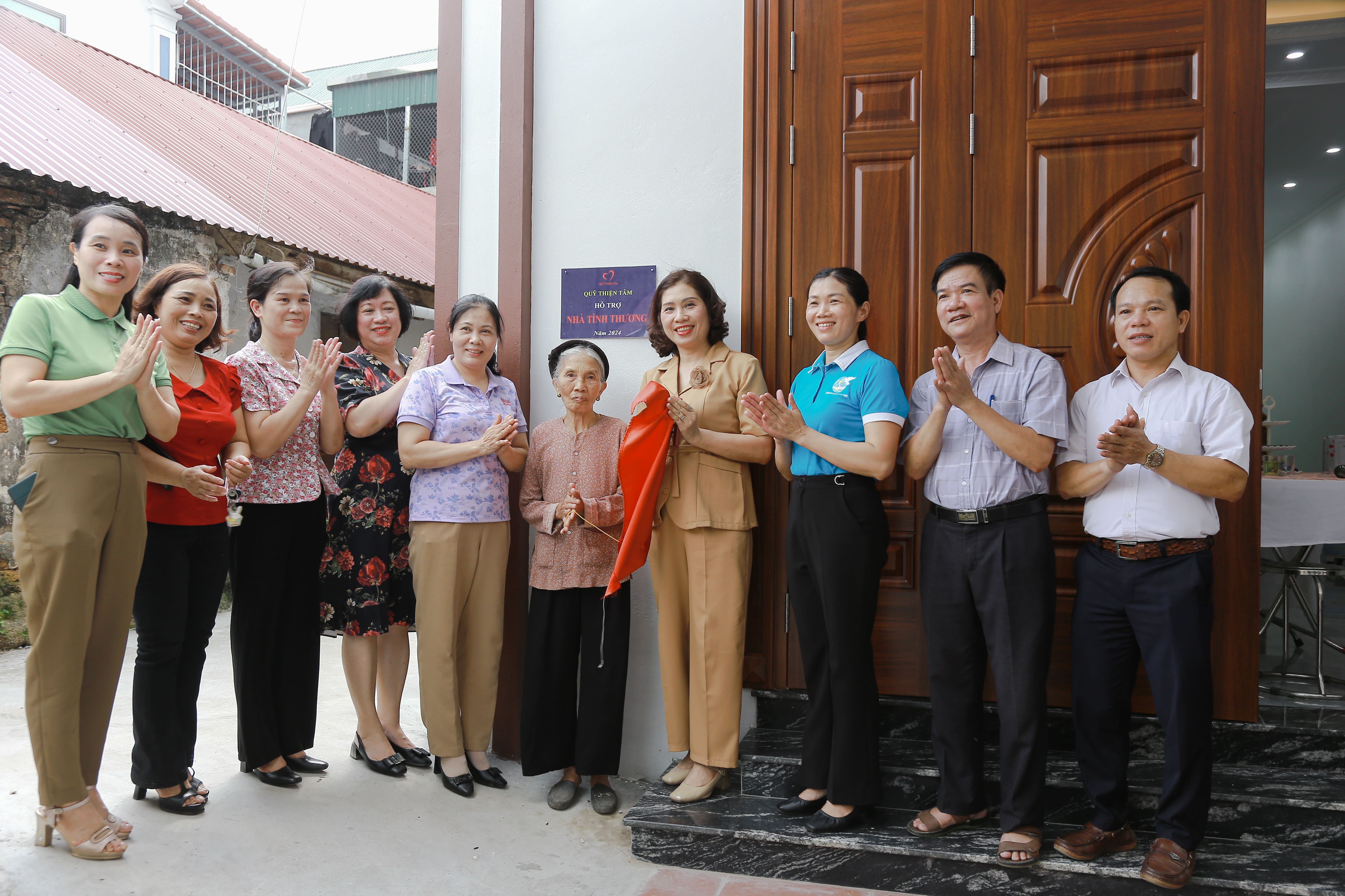 Phúc Thọ: Bàn giao “Mái ấm tình thương” cho hội viên phụ nữ khó khăn - ảnh 4