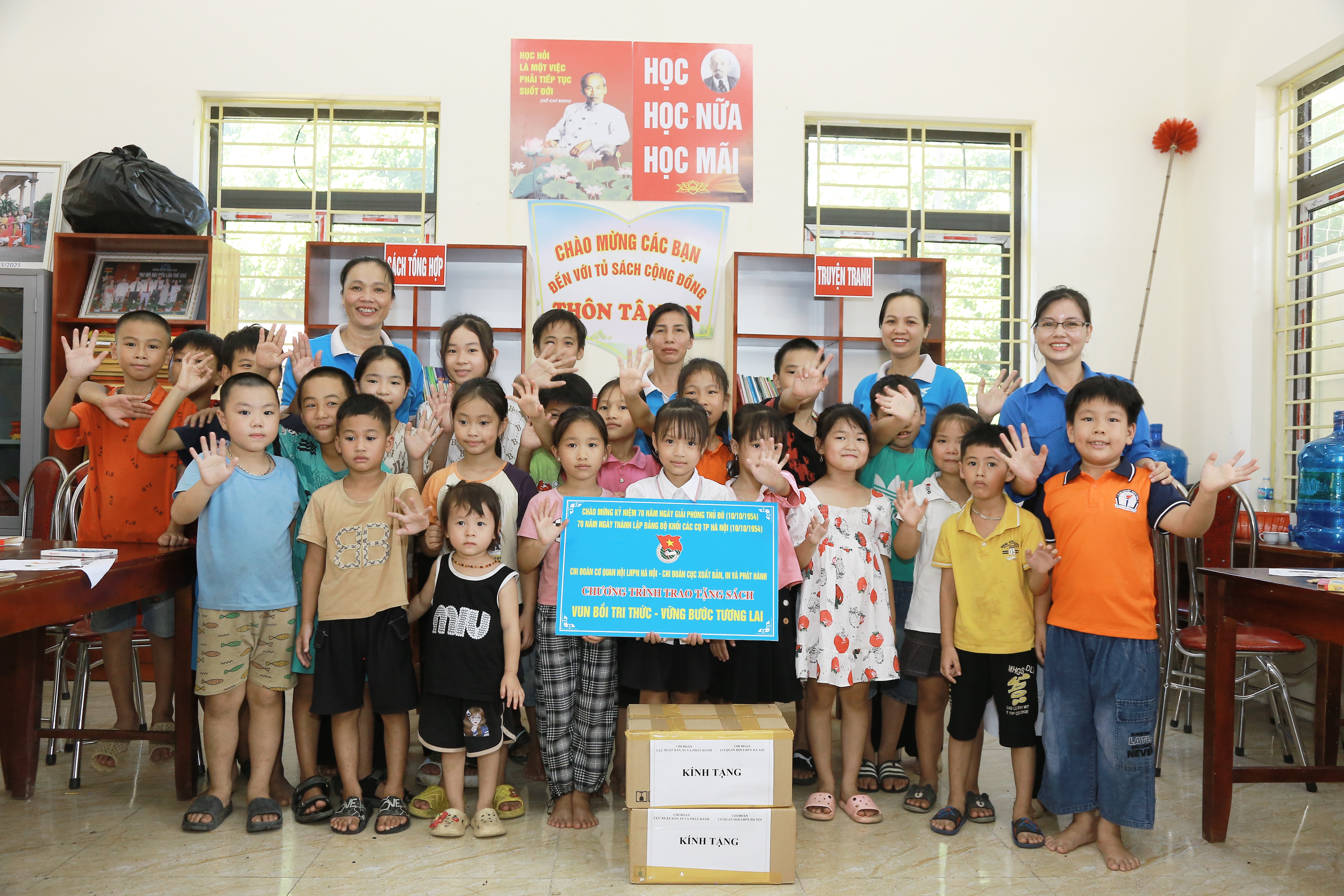 Những cuốn sách nghĩa tình “Vun bồi tri thức - Vững bước tương lai“ - ảnh 1