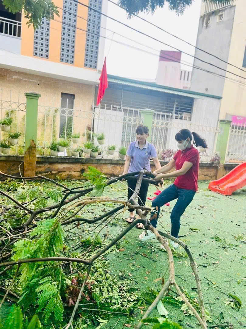 Đan Phượng: Phụ nữ 16 xã, thị trấn đồng loạt ra quân thực hiện công tác vệ sinh môi trường sau bão số 3 - ảnh 13