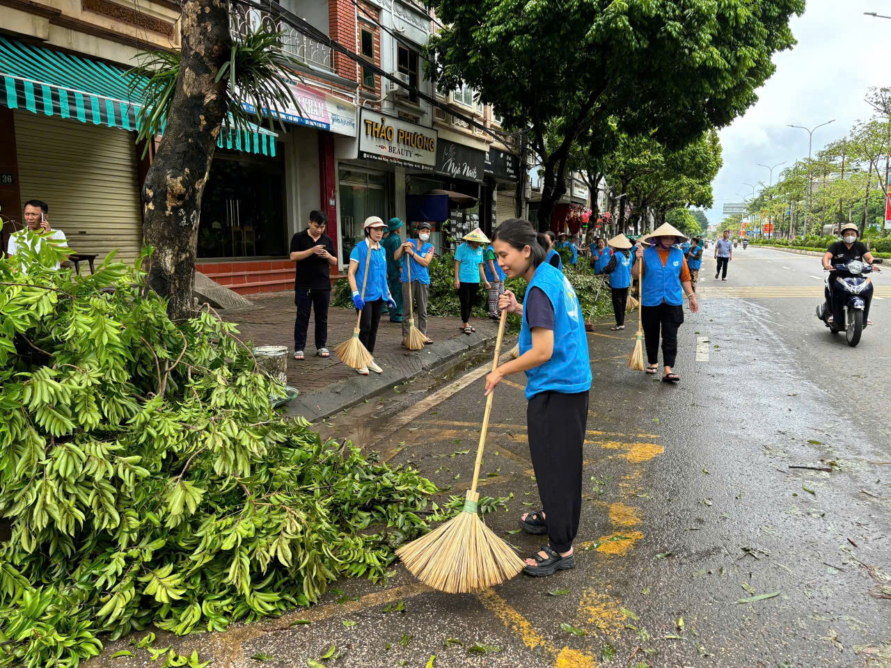 Đan Phượng: Phụ nữ 16 xã, thị trấn đồng loạt ra quân thực hiện công tác vệ sinh môi trường sau bão số 3 - ảnh 9