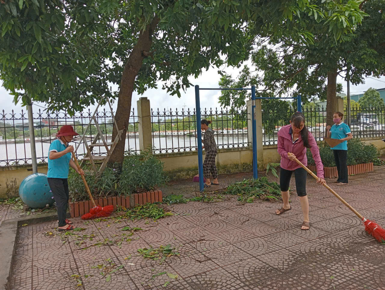 Đan Phượng: Phụ nữ 16 xã, thị trấn đồng loạt ra quân thực hiện công tác vệ sinh môi trường sau bão số 3 - ảnh 8