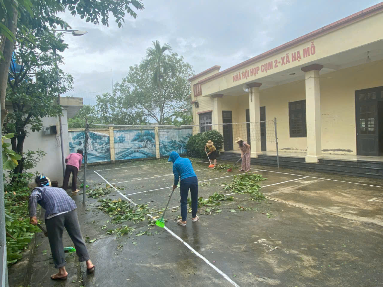 Đan Phượng: Phụ nữ 16 xã, thị trấn đồng loạt ra quân thực hiện công tác vệ sinh môi trường sau bão số 3 - ảnh 7