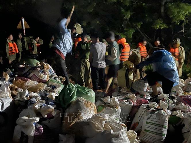 Người dân và lực lượng chức năng ứng phó vỡ đê sông Lô tại Tuyên Quang - ảnh 2