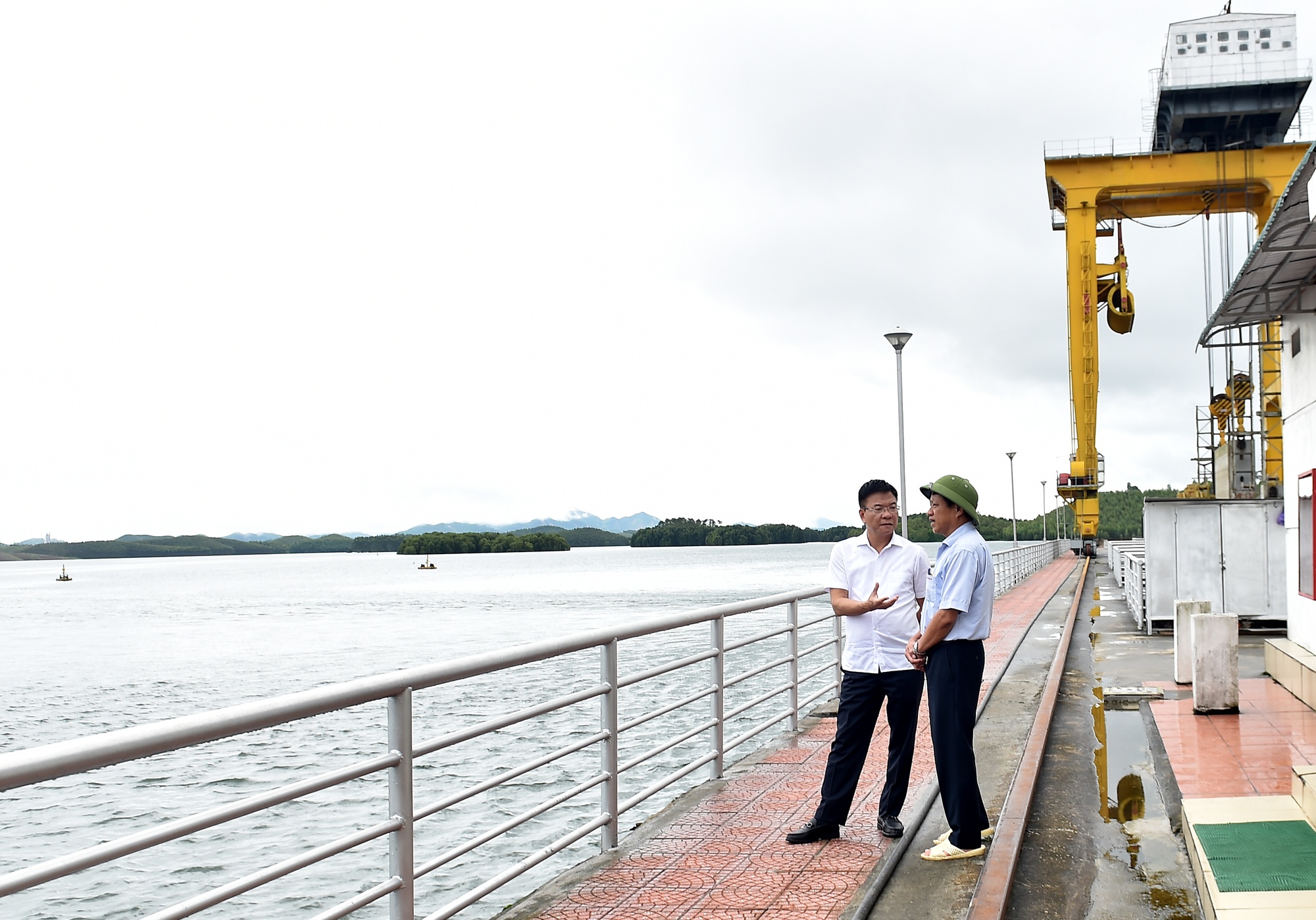 Phó Thủ tướng Lê Thành Long kiểm tra tình hình hồ thủy điện Thác Bà - ảnh 1