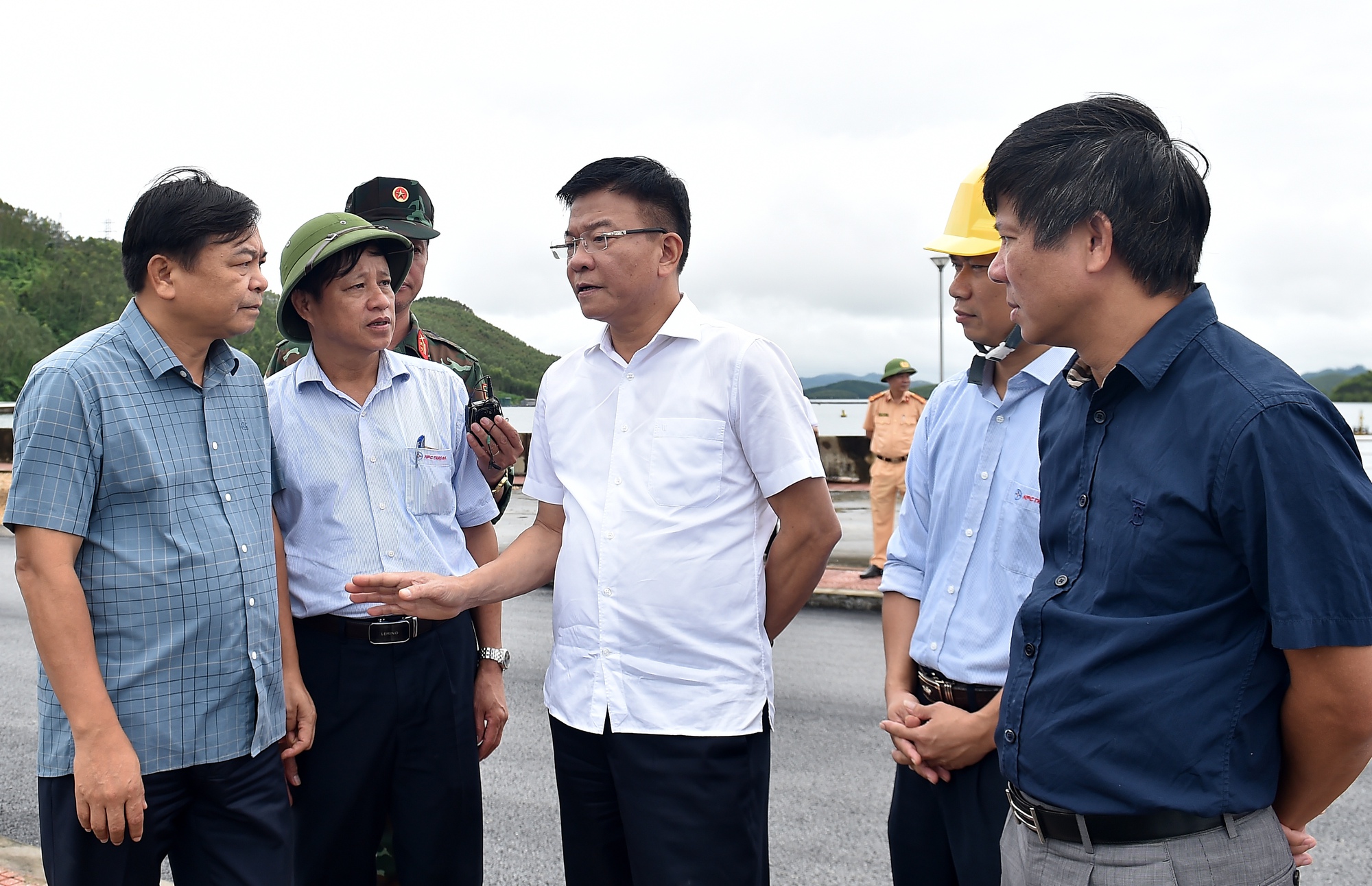 Phó Thủ tướng Lê Thành Long kiểm tra tình hình hồ thủy điện Thác Bà - ảnh 2