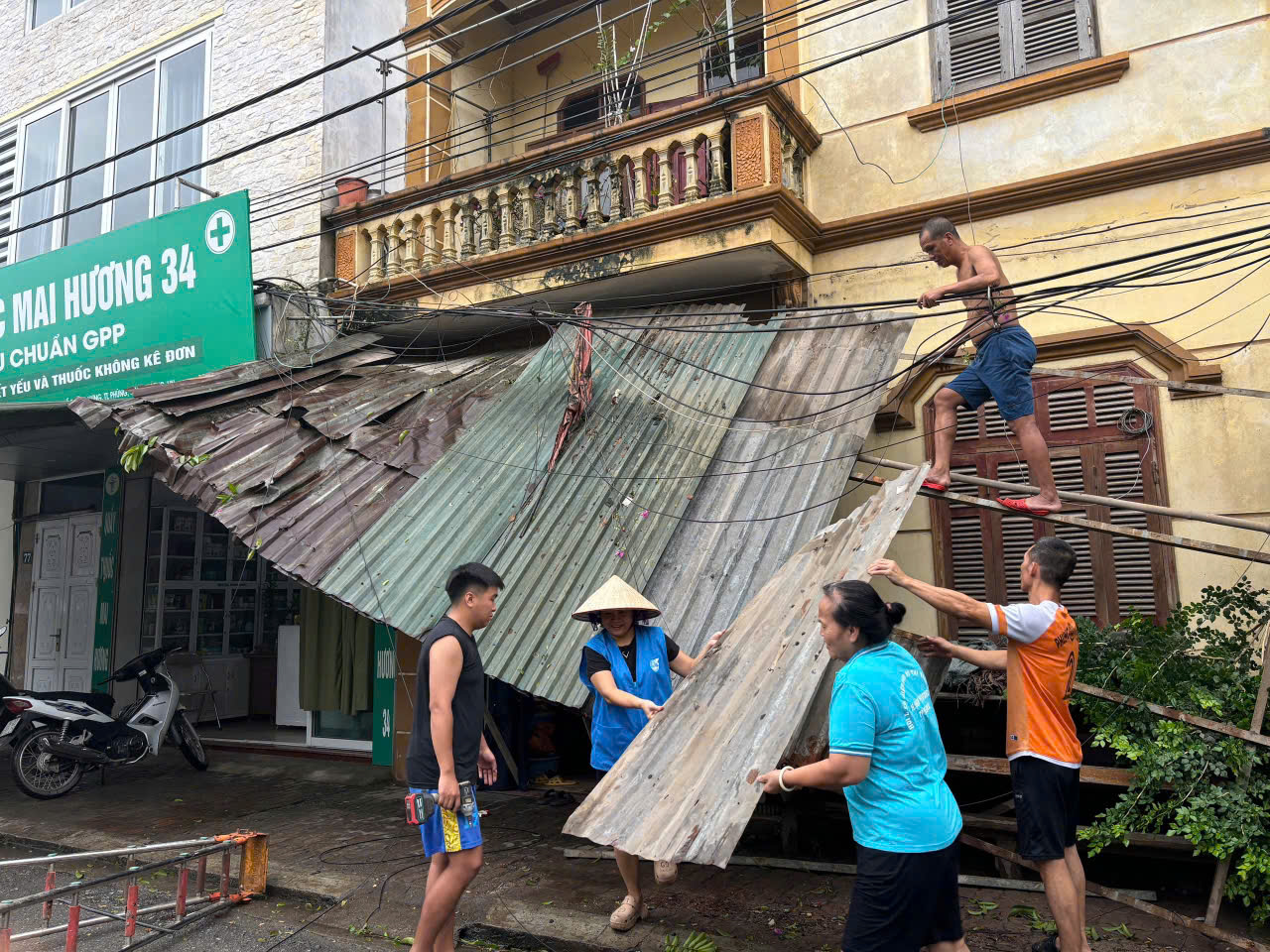Đan Phượng: Phụ nữ 16 xã, thị trấn đồng loạt ra quân thực hiện công tác vệ sinh môi trường sau bão số 3 - ảnh 2